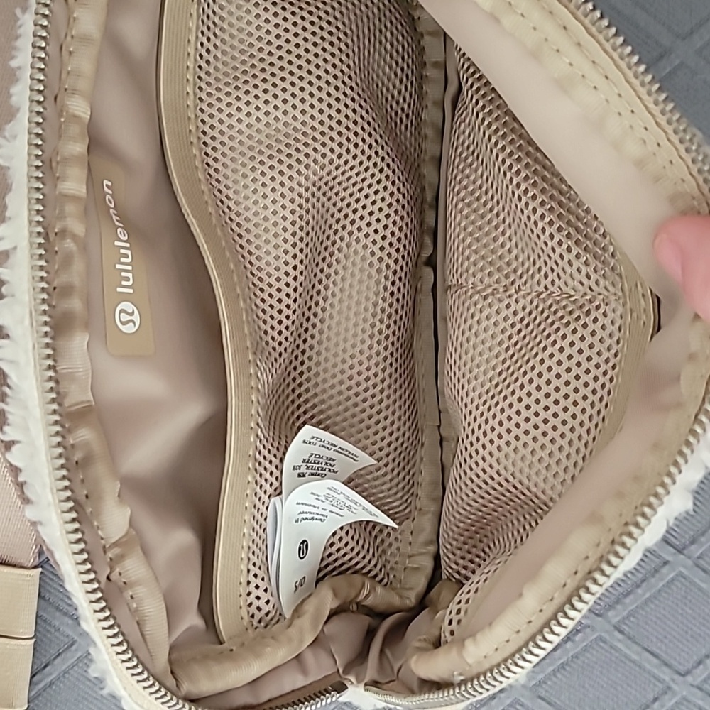 Lululemon Everyday Belt Bag Sherpa Off White Ivory - Picture 5 of 10